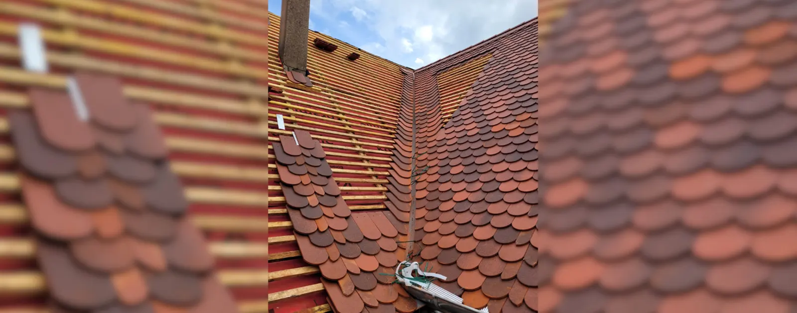 Détail d'une noue et des tuiles plates sur la toiture du presbytère de Rosheim