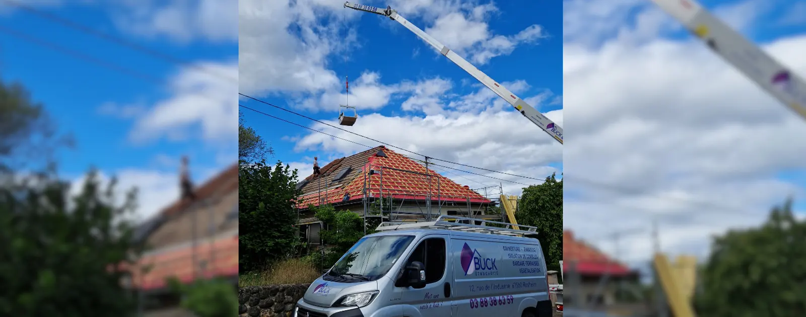 Chantier de réfection de toiture à Rosheim par Buck Étanchéité, camion et grue sur place