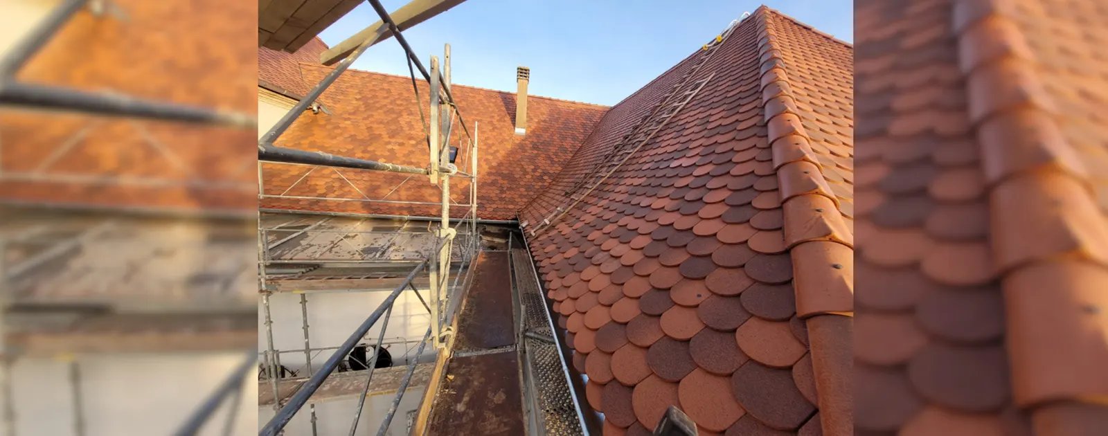 Toiture en tuiles plates terminée sur le presbytère de Rosheim